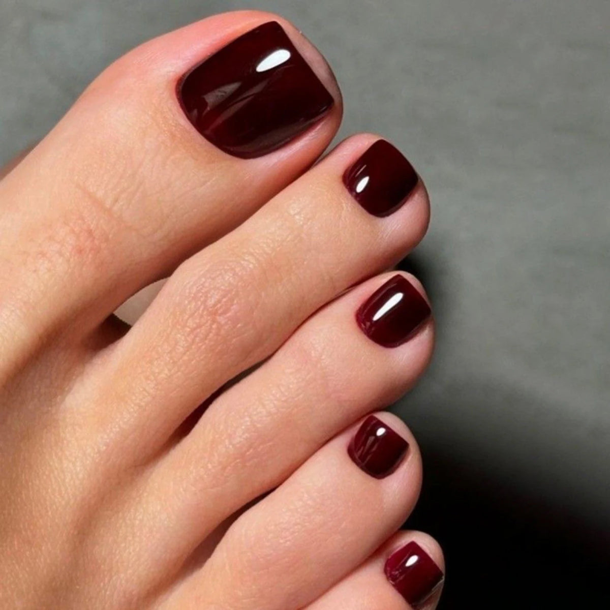 24Pcs Black French Tips Fake Toenails Nude Color Wearable Press on Nails for Foot Summer DIY Manicure Women Girls False Toe Nail