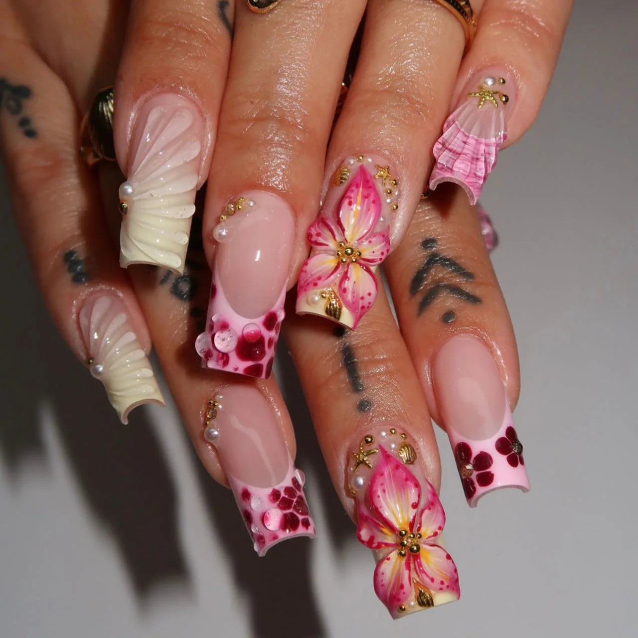 24PCS Medium To Long French White Border Fake Nails Sweet Flowers Broken Diamonds Nail Art Pieces Gold Bead Design False Nails