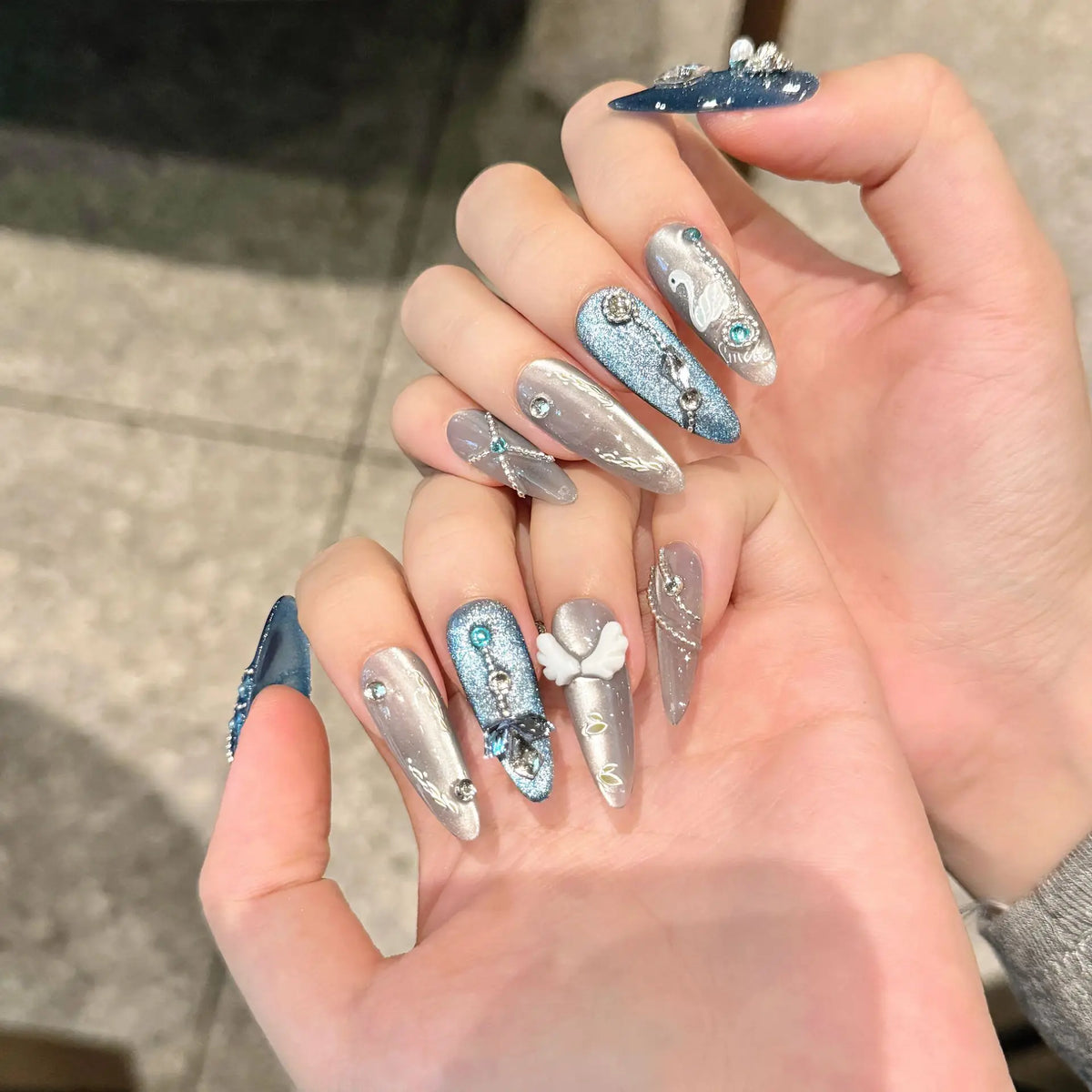 10Pcs White Swan Handmade False Nails Glitter Haze Blue Grey Cat Eye Press On Nail Angel Wing Shiny Diamond Chain Decor Manicure