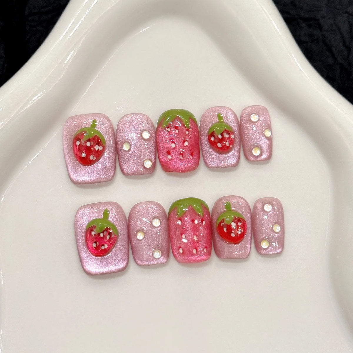 10pcs Cute Short Round Fake Nails Handmade Red Strawberry Designs Cat's Eye Press On Nails Full Cover Sweet Detachable False Nai