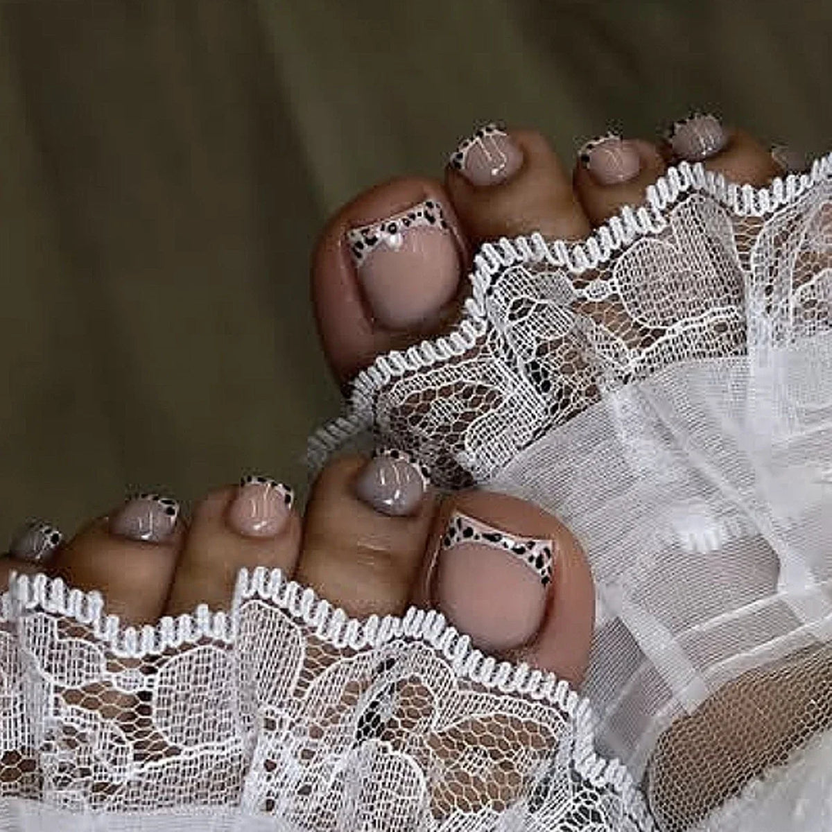 3D Gold Edge French Nude Toenail Art Fashion Simple Wearable Fake Toenails Detachable Toe False Nails Press on Nails with Glue