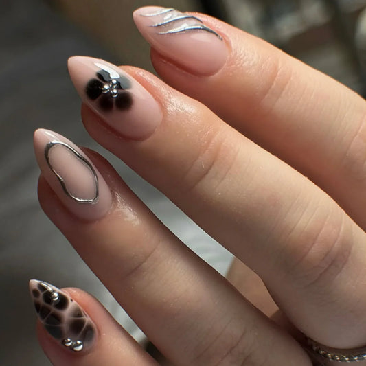 24Pcs 3D Silver Line Design Press on Nails Short Almond Wearable False Nails Black Flower Smudge Irregular Pattern Fake Nail Tip