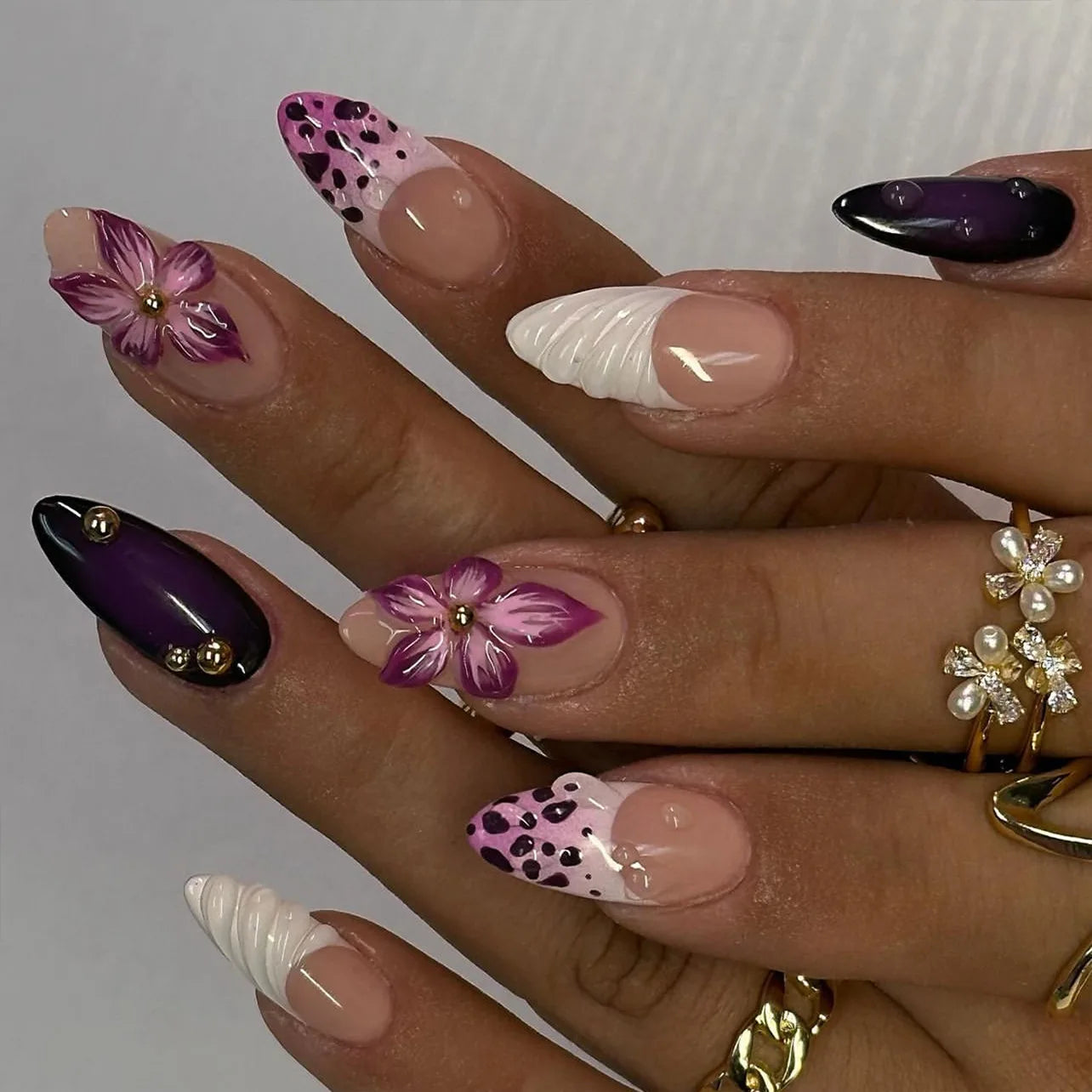 24Pcs Mid-length Almond Press on Fake Nails with Insect Flower Button Design Full Cover Nails Tips Reusable Finished False Nails