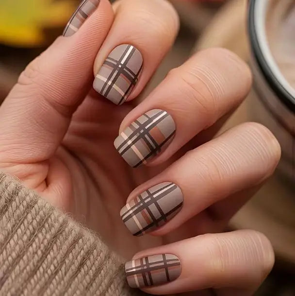 24Pcs Nude White French Fake Nail Short Square Nail Tips Fashion Wearable False Nails with Glue Simple Full Cover Press on Nails