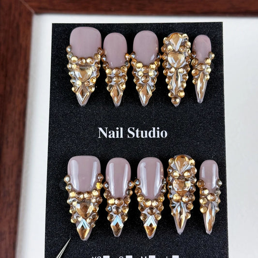 10pcs high-end Luxury and sensual style, hand-painted three-dimensional heart, dazzling golden rhinestones handmade fake nails