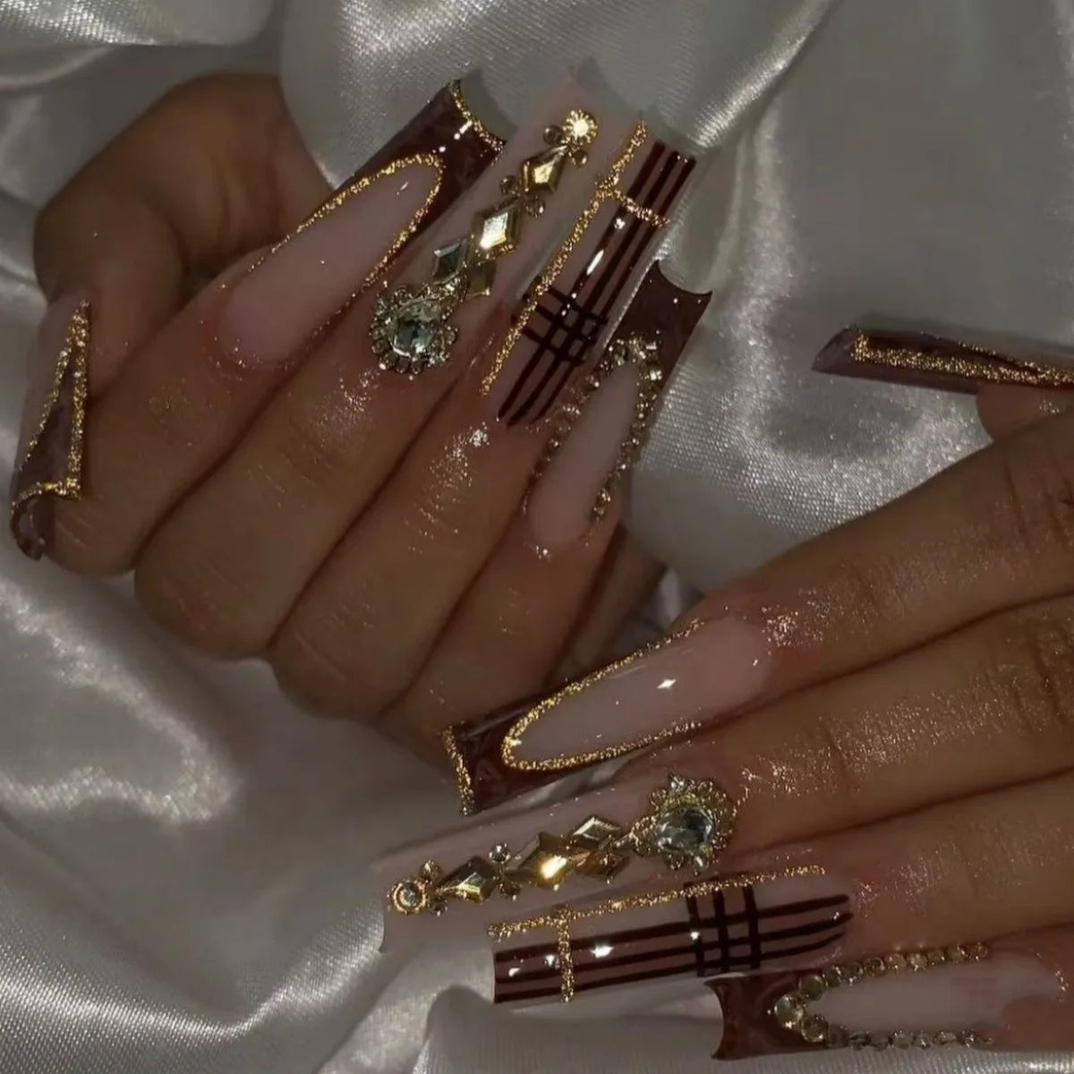 24Pcs Long Square Head French Fake Nail Tips 3D Love Heart Design Press on Nails with Rhinestone Pattern Wearable False Nail Art