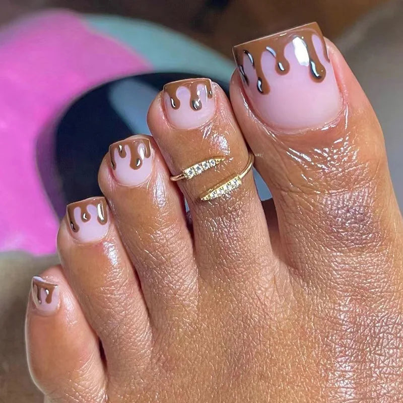 Flow Chocolate Design Artificial Toenails Glossy Fashion Toe Fake Nails with Glue Wearable Short Flat Shape Fake Toenails