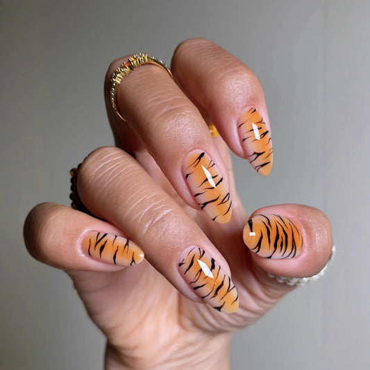 24pcs Tiger Stripe Pattern Press on Nails Blush Gradient Almond Manicure Simple Fashion Short Fake Nails Round Head False Nail