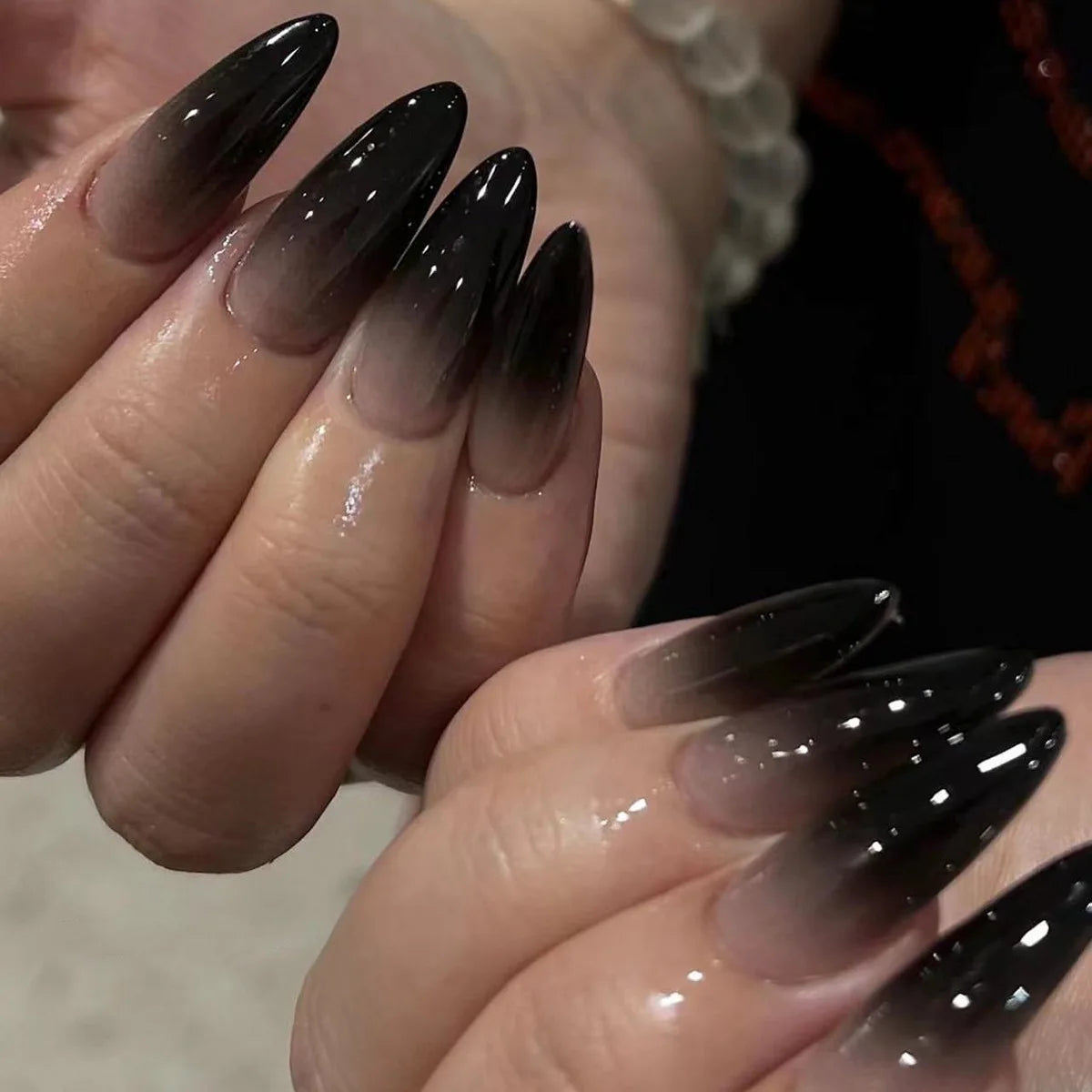 24Pcs Black Glossy French Simple Gradient Press on Nails Art Set Mid-length Almond Fake Nails Wearable Fashion Acrylic Nail Tips