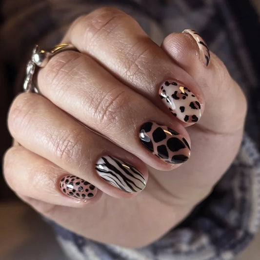 24pcs Y2k Sweet Cool Fake Nails Black Star Leopard Pattern Press on Nails French Short Round Wearing False Nail Patches