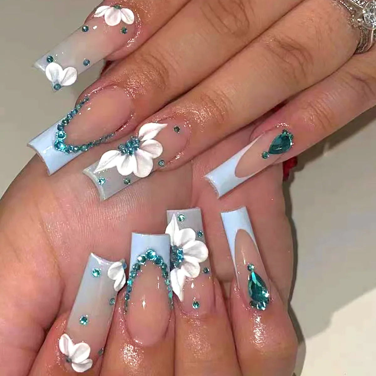 24Pcs Long Square Head French Fake Nail Tips 3D Love Heart Design Press on Nails with Rhinestone Pattern Wearable False Nail Art