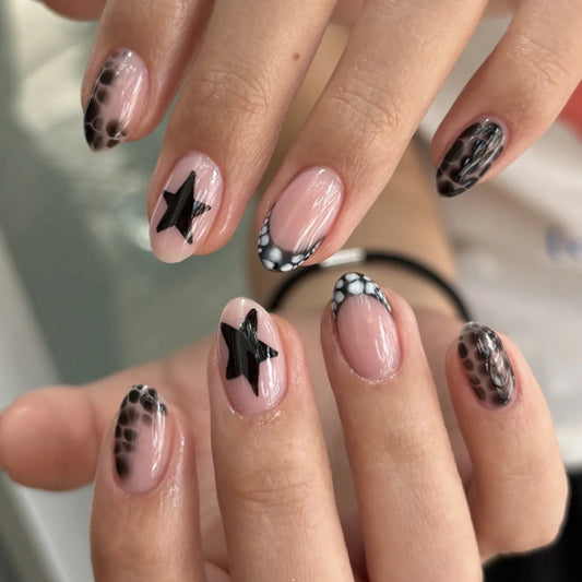 24pcs Y2k Sweet Cool Fake Nails Black Star Leopard Pattern Press on Nails French Short Round Wearing False Nail Patches