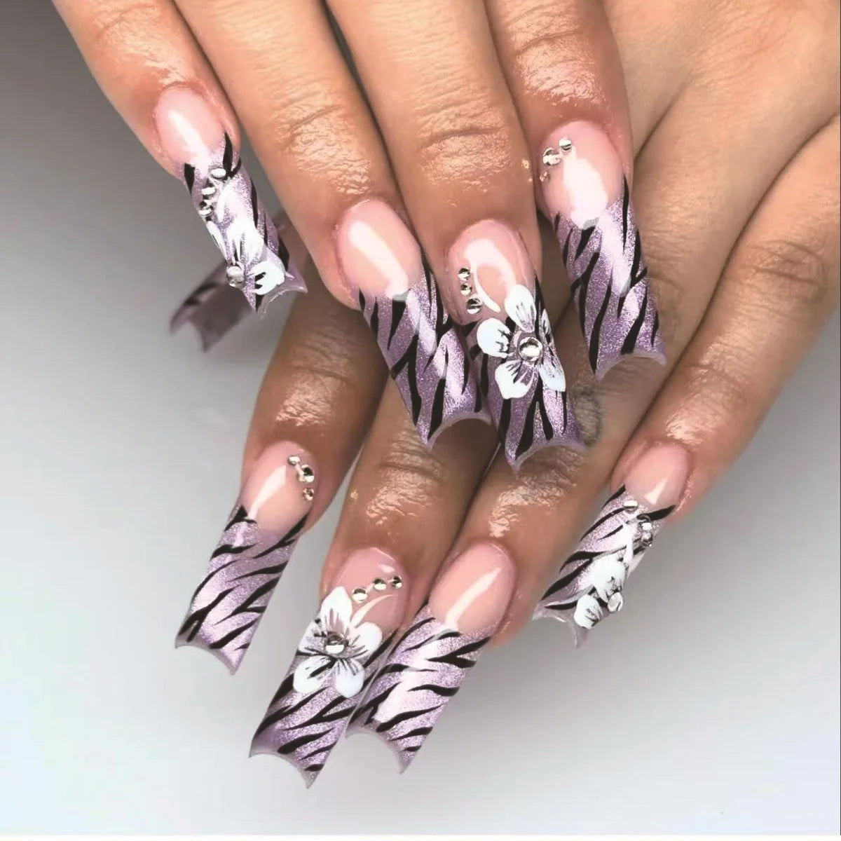 24Pcs Long Square Head French Fake Nail Tips 3D Love Heart Design Press on Nails with Rhinestone Pattern Wearable False Nail Art