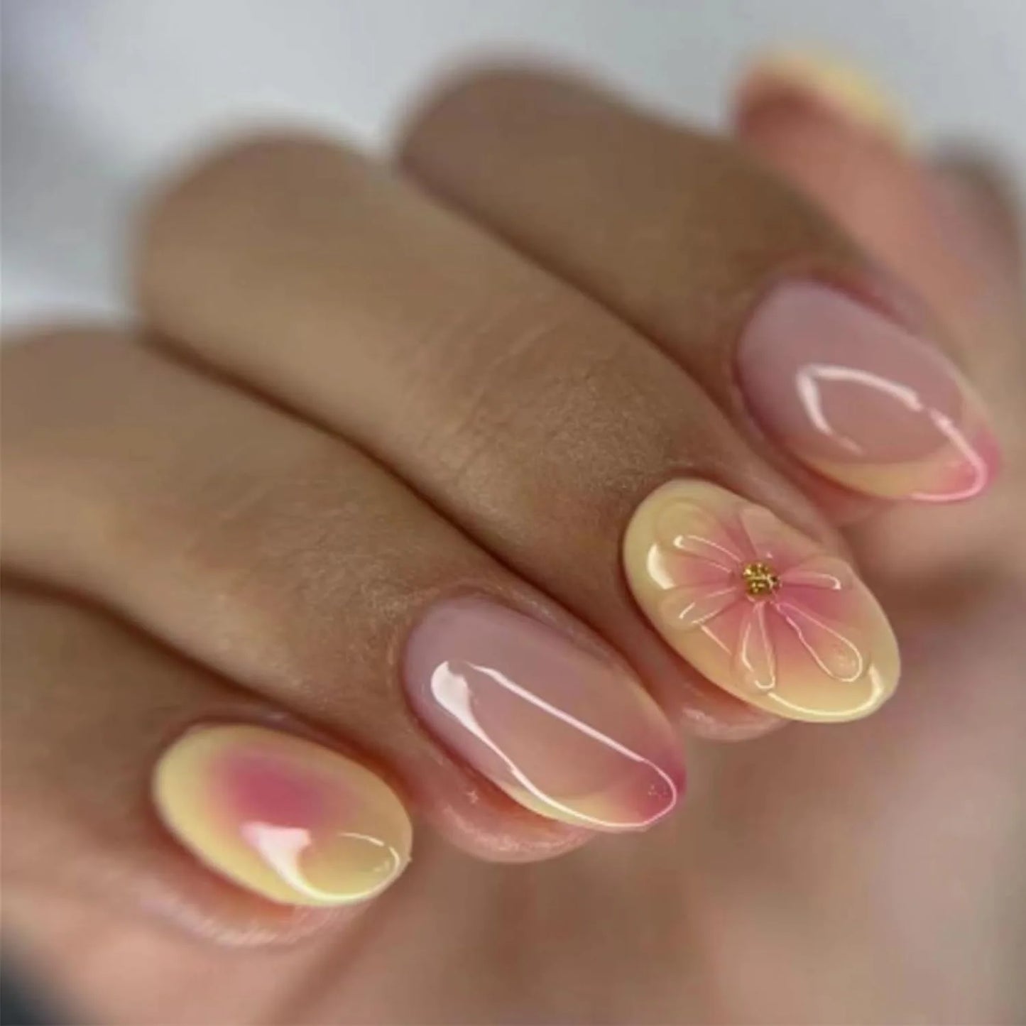 24pcs French Press on Nails Tips Wearable Sweet Flower Gilded Design Full Cover Nail Art Short Almond Fake Nails Sets False Nail