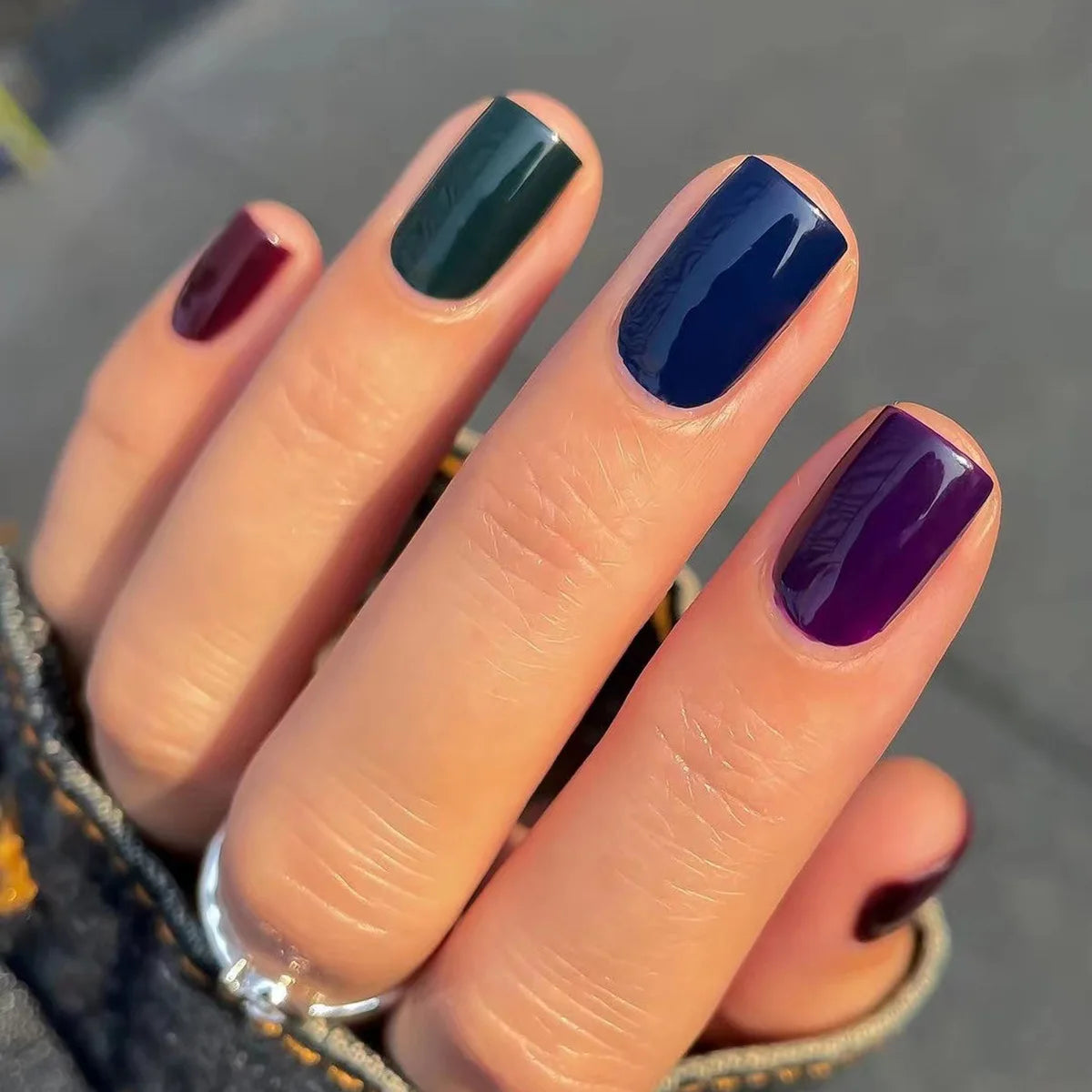 24pcs Wine Red Full Cover Nail Tips Gradient Shiny Gilded Ballet Press on Nails Art Short Square Fake Nails Wearable False Nail